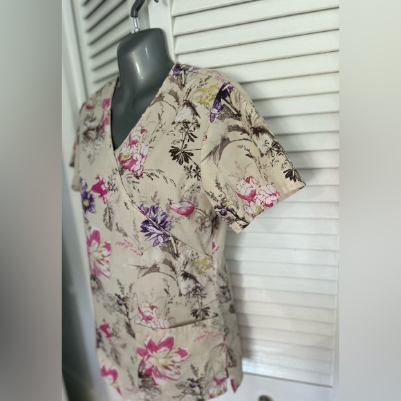 SB scrub top XS creamy floral pattern very in good condition - Picture 2 of 3